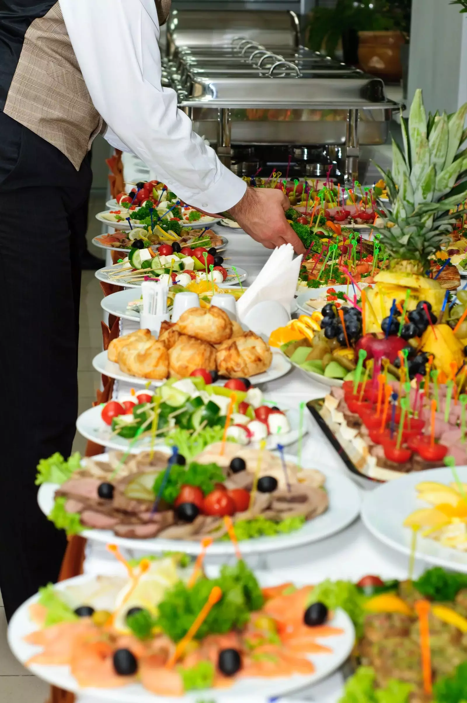 Bí Quyết Nâng Cao Kỹ Năng Phục Vụ Của Nhân Viên Nhà Hàng Buffet