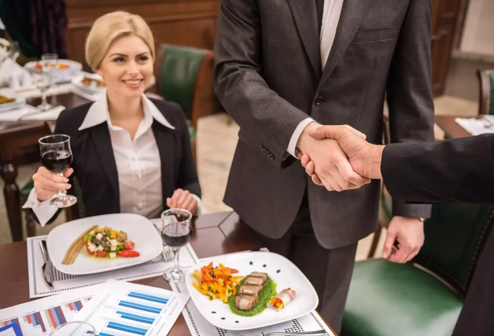 Làm Thế Nào để Xử lý Phàn nàn Khách hàng và Nâng cao Trải nghiệm tại Nhà hàng Buffet?